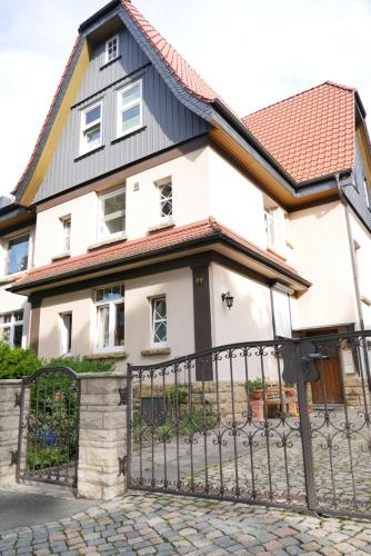 een huis met een hek ervoor bij Ferienwohnung Werenberg Goslar in Goslar