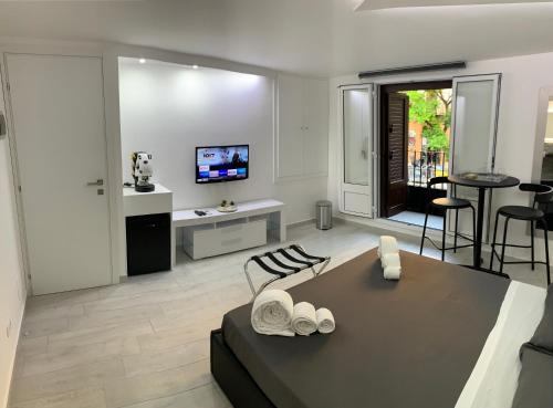 Una sala de estar con un sofá y un televisor. en Rossella’s home, en Palermo