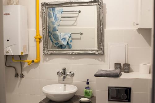 a bathroom with a sink and a mirror at Jednopokojowe mieszkanie w centrum Gdyni in Gdynia