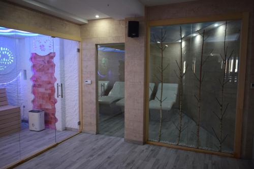 Una habitación con una puerta corrediza de vidrio con visualización de una sala de estar. en Vistanova Milmari S33, en Kopaonik