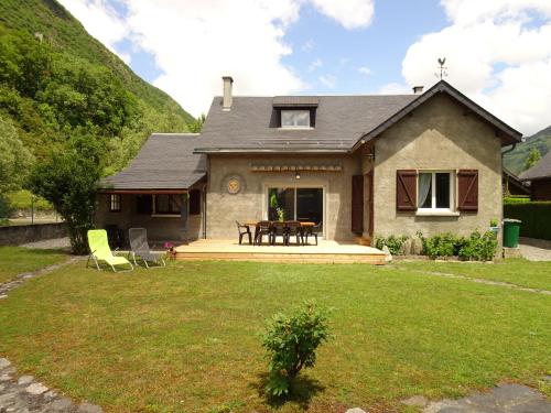 una casa con patio y mesa en el patio en Maison individuelle "Gite la Soulane" à 2 min de Saint lary soulan, en Vielle-Aure