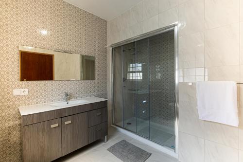 a bathroom with a glass shower and a sink at Casa do Pescador SBMP-1 in Fayal da Terra