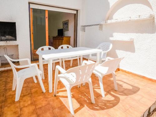 ミアミ・プラトーヤにあるBelvilla by OYO El Pinarの白いテーブルと椅子