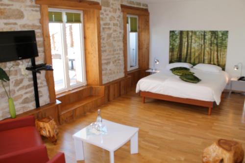 - une chambre avec un lit avec un oiseau dans l'établissement Petit Hôtel de Chaumont, à Chaumont-de-Pury