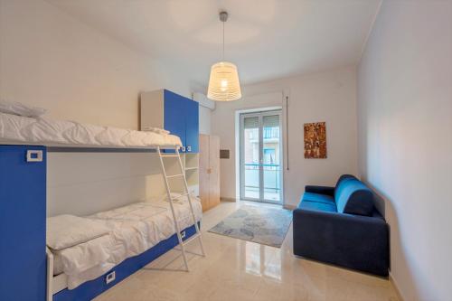 Mały pokój z łóżkiem piętrowym i kanapą w obiekcie Casa Bella - 3 Baths - Walk to Ortigia w Syrakuzach