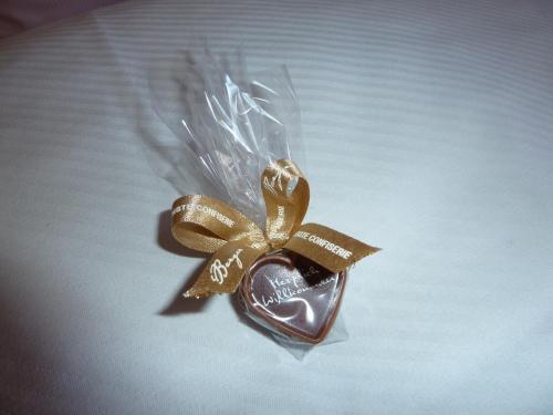 a chocolate heart with a gold bow on a table at Gästehaus Willfert in Reit im Winkl
