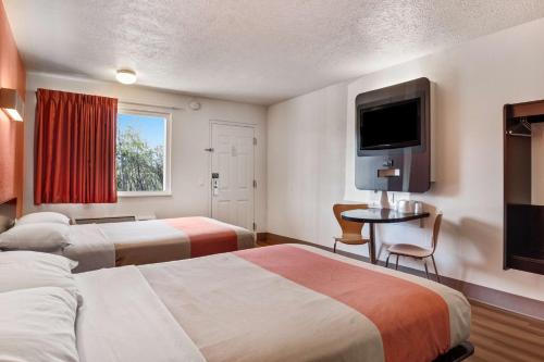 Tempat tidur dalam kamar di Motel 6-Youngstown, OH