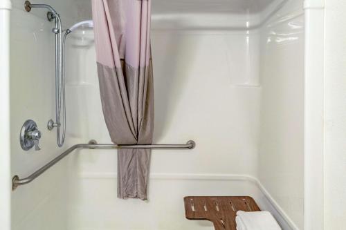 費雪斯的住宿－Studio 6-Fishers, IN - Indianapolis，设有带卫生间的浴室内的淋浴帘