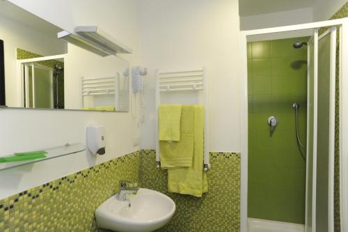 La salle de bains est pourvue d'un lavabo et d'une douche. dans l'établissement Magic Rainbow, à Segni