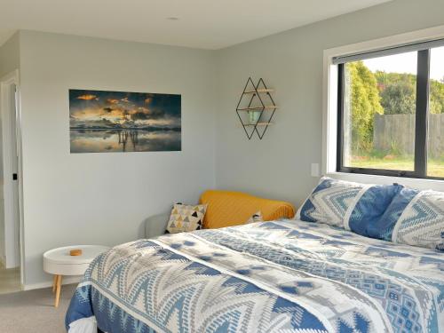 a bedroom with a bed and a window at The Tui Studio - Te Anau Holiday Studio in Te Anau