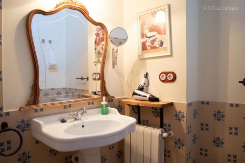 a bathroom with a sink and a mirror at Casa Rural La Cañada in Aldeanueva del Camino