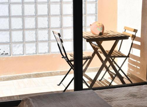 una mesa y una silla frente a una ventana en Casa da Ponte, en Monforte de Lemos