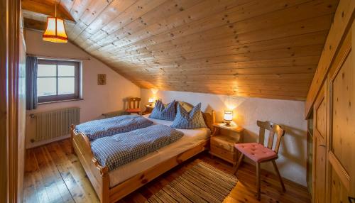 サン・ロレンツォ・ディ・セバートにあるKrüglwirtの木製の天井が特徴のベッドルーム1室(ベッド1台付)