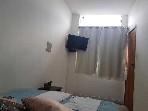 Televízia a/alebo spoločenská miestnosť v ubytovaní Estadia Confortável AP 102