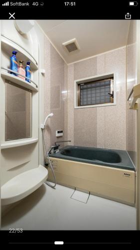Bilik mandi di 10mins train to Namba, 4 mins walk to stn, 2 floors japanese style , 2-8 people