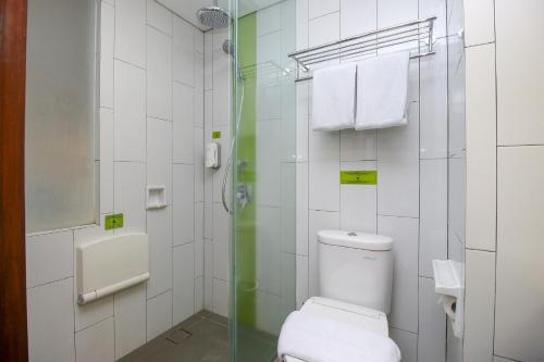 Koupelna v ubytování Nikhila Seminyak Bali