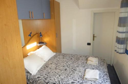 une chambre avec un lit avec deux serviettes dessus dans l'établissement Castillete 5 by El Sirocco, à Puerto de Mogán