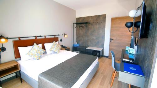 Кровать или кровати в номере Ramira Joy Hotel