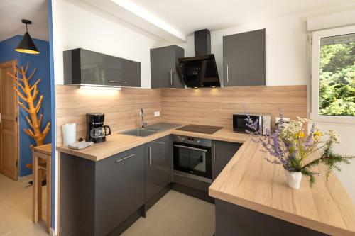 une cuisine avec un comptoir en bois et un évier dans l'établissement le chalet, à Airaines