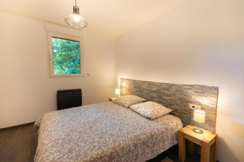 Schlafzimmer mit einem Bett und einem Fenster in der Unterkunft le chalet in Airaines