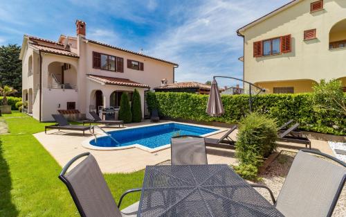 Bazén v ubytování Apartmani Kažun - App 4 - Ferienhaus nebo v jeho okolí