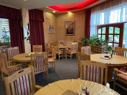 Un restaurante u otro lugar para comer en Hotel Dva Goluba