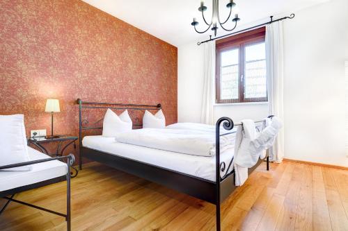 - une chambre avec un lit et une fenêtre dans l'établissement Gartenappartement Füchsle by A-Appartments, à Brand