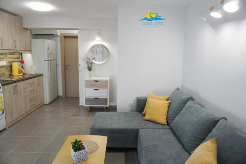 Il comprend un salon avec un canapé et une cuisine. dans l'établissement Casa Vista Spring, à Karpathos