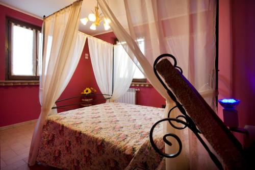 1 dormitorio con 1 cama con dosel en Agriturismo il Girasole, en Montefalco