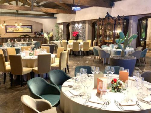 a dining room with white tables and chairs at Relais San Giuliano in Viagrande