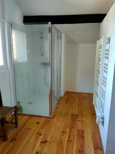 Cette chambre dispose de parquet et d'une douche en verre. dans l'établissement Domaine de Montels, à Albias