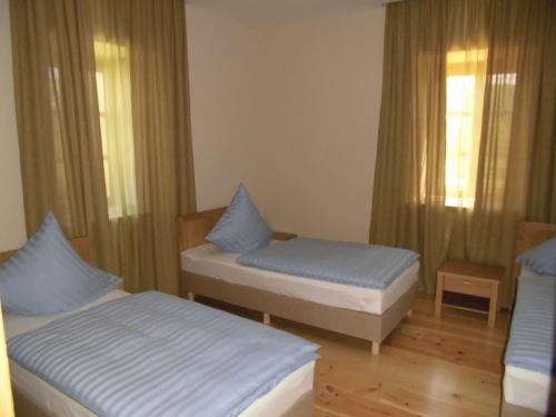 a bedroom with two twin beds and a window at Hotel Deutsche Muehle Bolnisi in Bolnisi