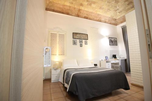 um quarto com uma cama e uma secretária num quarto em Machiavelli Suites em Roma