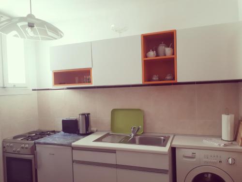 kuchnia ze zlewem i kuchenką w obiekcie Studio Ogresta w Dubrowniku