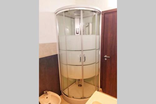 een glazen douche in een badkamer met een toilet bij I AM Ortigia: Aretusa in Siracusa