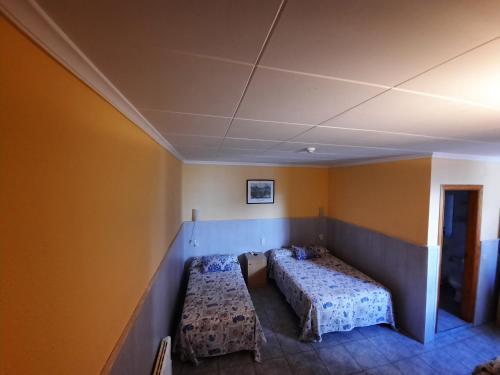 Un dormitorio con una cama y una mesa. en Hostal Alba, en Albacete