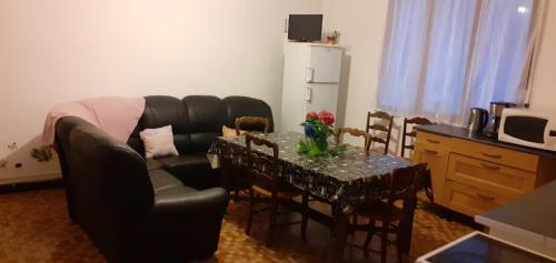 un salon avec un canapé et une table dans l'établissement Maison F4 90m2 au Calme, à Sarrouilles