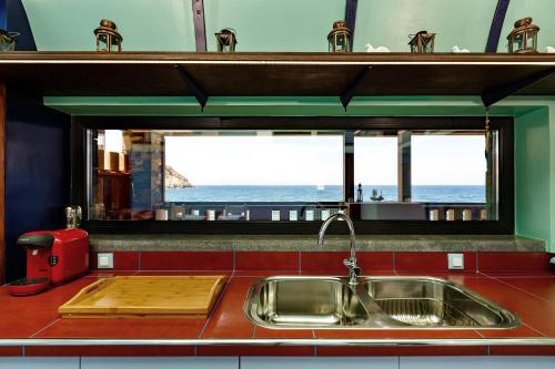 cocina con fregadero y vistas al océano en Villa Menelaos Penthouse, en Mókhlos