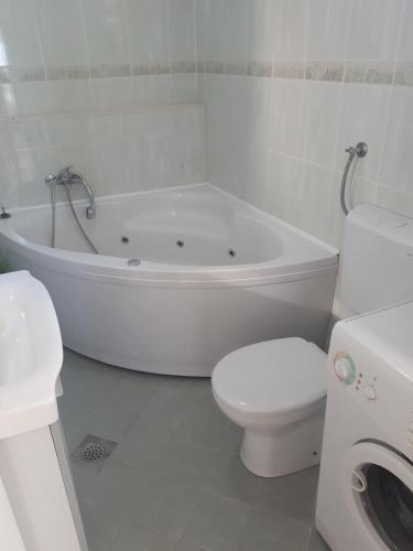 un bagno bianco con vasca, WC e lavandino di Studio Ogresta a Dubrovnik