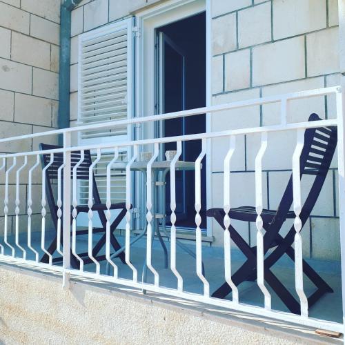 Un balcón con barandilla blanca y una ventana. en Studio Ogresta, en Dubrovnik