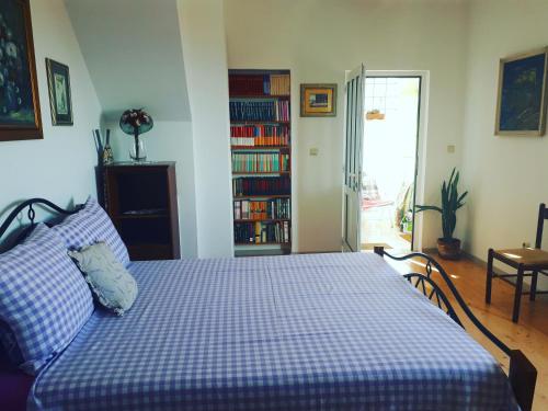 sypialnia z łóżkiem z niebiesko-białym kocem szachowym w obiekcie Studio Ogresta w Dubrowniku