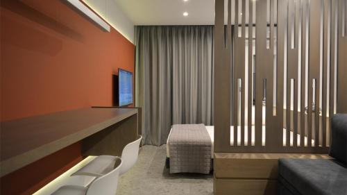 una habitación de hotel con recepción y sillas en eleven views resort en Ilia