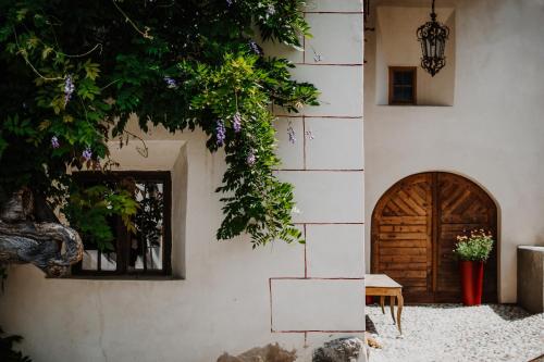 a building with a wooden door and a window at Zum Riesen Historic Refugium in Laces