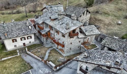 una vista aérea de una gran casa de piedra en Bilocale pietra e legno immerso nella natura en Morgex