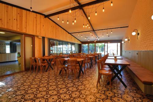 een eetkamer met houten tafels en stoelen bij Kayi Apart Hotel in Bolu