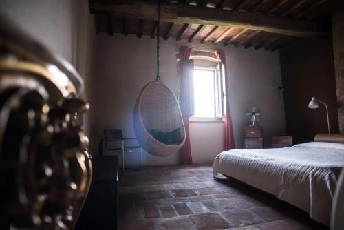 a bedroom with a bed and a window at Morelliana4Rooms in Scansano