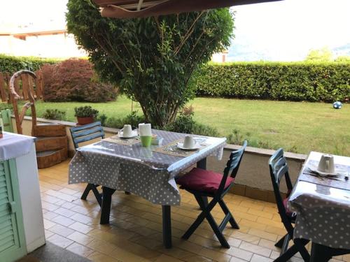 a table and chairs sitting on a patio at Bed & Breakfast il Bolentino Varenna in Varenna