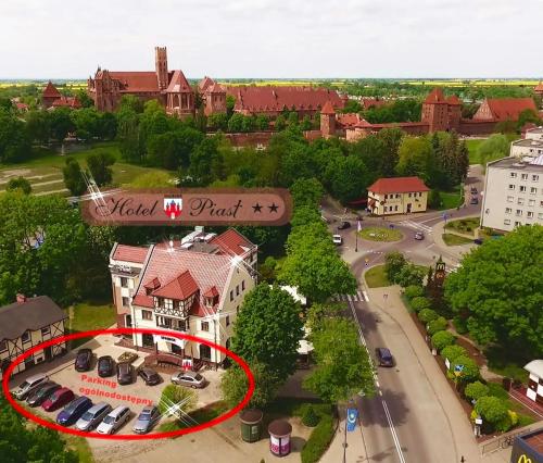 uma vista aérea de uma casa com um círculo vermelho em Hotel Piast przy Zamku em Malbork