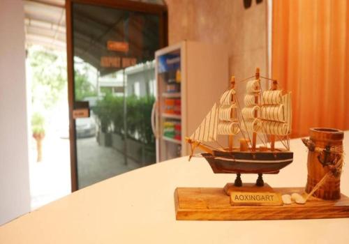 um modelo de madeira de um barco sentado em uma mesa em airport house em Bangkok