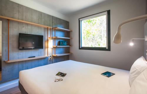 Postel nebo postele na pokoji v ubytování ibis budget Rouen Centre Rive Gauche